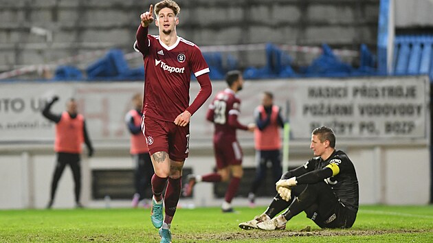 Sparansk tonk Tom vanara prv pekonal teplickho Grigara a b slavit k fanoukm.