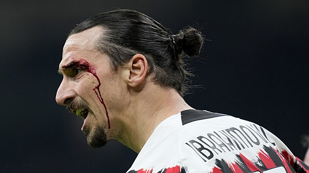 Rozezlen Zlatan Ibrahimovic z AC Miln s krvavm rmem nad okem.