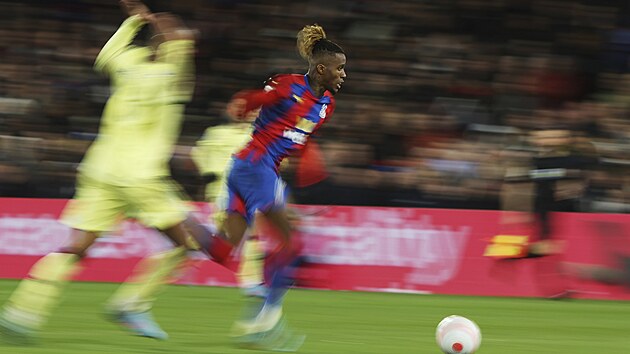 Wilfried Zaha z Crystal Palace prch s mem obran Arsenalu.