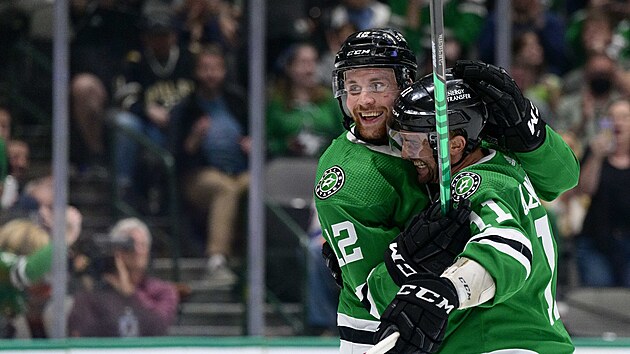 Radek Faksa (vlevo) a Luke Glendening slav gl Dallasu.