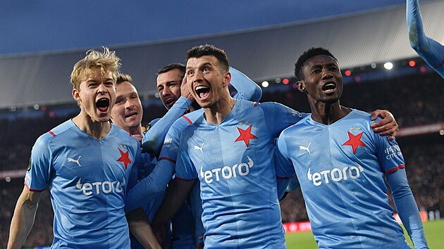 Ond�ej K�dela (uprost�ed) a okam�ik sl�vistick� euforie na stadionu Feyenoordu.