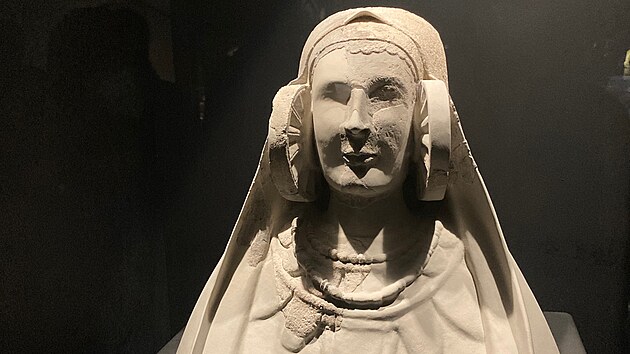 Lady of Guardamar je v�pencov� �ensk� busta vysok� 50 cm z doby zhruba 400 let p�. n. l.  Byla objevena ve fragmentech ve f�nick�m archeologick�m nalezi�ti Cabezo Lucero v Guardamar del Segura v provincii Alicante.
