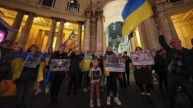 Ped vystoupenm Ballet for Piece v italsk Neapoli zavldli protesty. Lid podporuj Ukrajinu a jej obyvatele.