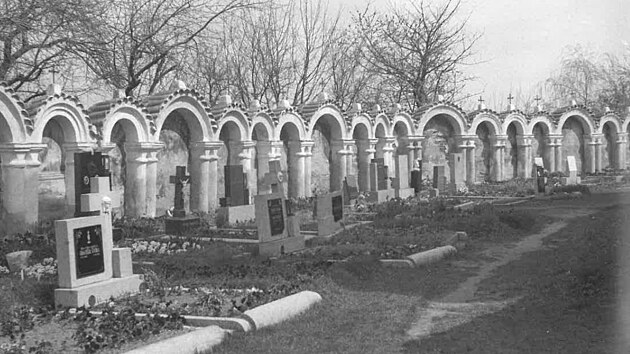 Albrechtick kaplikov hbitov v roce 1947. Pohled na kostel sv. Petra a Pavla