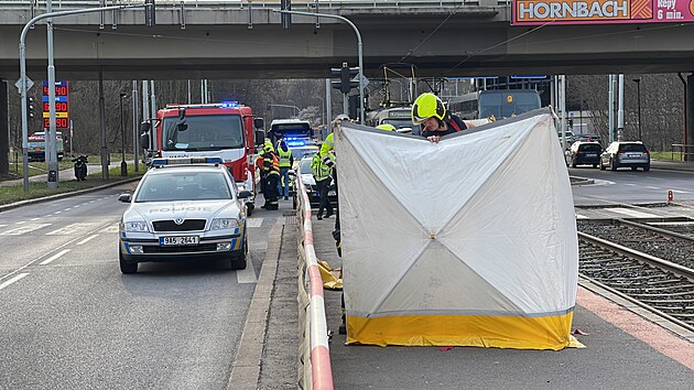 Tramvaj srazila chodce v Praze u zast�vky Motol. (4. dubna 2022)