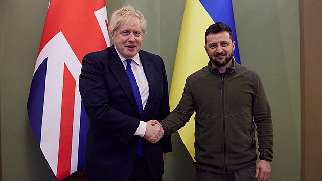 Ukrajinsk prezident Volodymyr Zelenskyj pijal v Kyjev britskho premira Borise Johnsona. (9. dubna 2022)