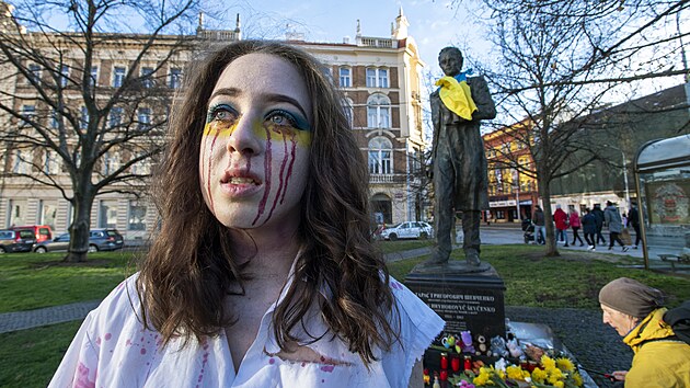 U pomnku ukrajinskho bsnka Tarase evenka v Praze se uskutenilo pietn shromdn k uctn pamtky obt genocidy spchan ruskou armdou v ukrajinsk Bui. (9. dubna 2022)
