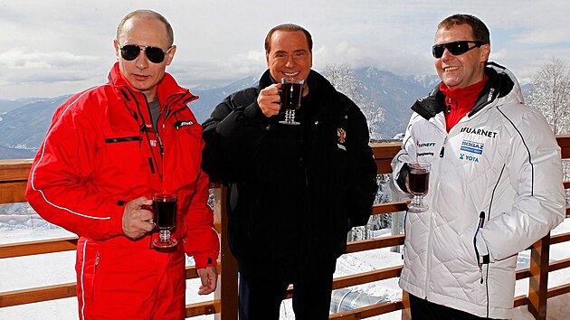 Bývalý italský premiér Silvio Berlusconi a ruský prezident Vladimir Putin ještě spolu s ruským exprezidentem Dmitrijem Medveděvem v lyžařském resortu v Soči v roce 2012