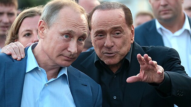 Bývalý italský premiér Silvio Berlusconi a ruský prezident Vladimir Putin pi...