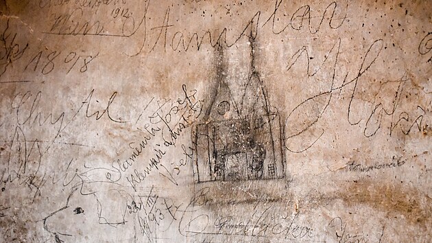 Na zdech v podkrov holeovskho zmku se dochovaly podpisy a vzkazy emeslnk, kte pracovali na jeho opravch (bezen 2022)