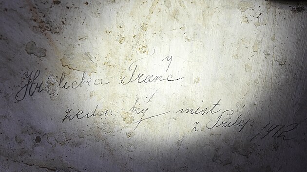 Na zdech v podkrov holeovskho zmku se dochovaly podpisy a vzkazy emeslnk, kte pracovali na jeho opravch (bezen 2022)