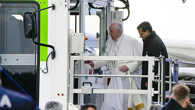 Pape Frantiek na dvoudenn nvtv Malty. Kdy pape v m nastupoval do letadla, neel po schodech, ale vyuil zvedac ploinu. (2. dubna 2022)