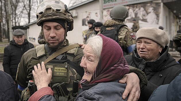 ena objm ukrajinskho vojka v osvobozenm mst Bua. (2. dubna 2022)