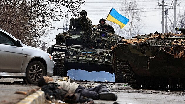 Ukrajint vojci po osvobozen msta Bua v Kyjevsk oblasti  (2. dubna 2022)