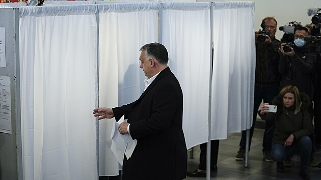 Premiér Viktor Orbán vstupuje za volební plentu. (3. dubna 2022)