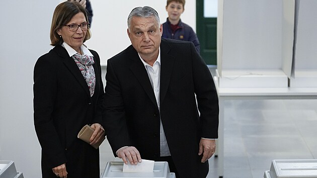 Premiér Viktor Orbán vhazuje svůj hlas do volební schránky. (3. dubna 2022)