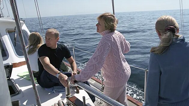 Rusk prezident Putin se svou bvalou enou a dvma dcerami na dovolen v roce 2002.