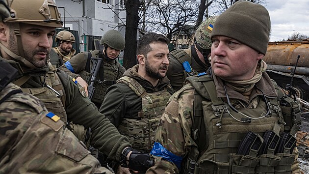 Ukrajinsk prezident Volodymyr Zelenskyj navtvil Buu, kde byly ruskmi vojky povradny stovky civilist. (4. dubna 2022)