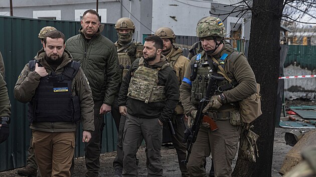 Ukrajinsk� prezident Volodymyr Zelenskyj nav�t�vil Bu�u, kde byly rusk�mi voj�ky povra�d�ny stovky civilist�. (4. dubna 2022)