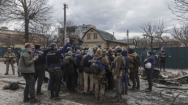 Obrovsk zjem novin: ukrajinsk prezident Volodymyr Zelenskyj navtvil Buu, kde byly ruskmi vojky povradny stovky civilist. (4. dubna 2022)