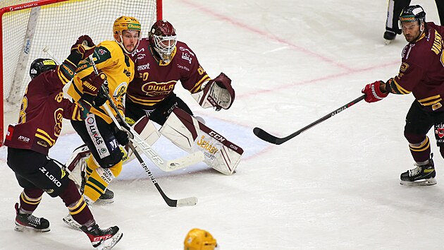 Momentka ze čtvrtého finálového duelu první hokejové ligy mezi Jihlavou (v červeném) a Vsetínem.