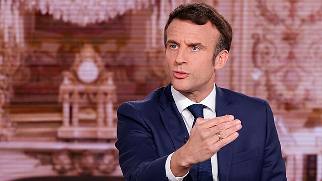 Francouzsk prezident Emmanuel Macron v poadu francouzskho televiznho kanlu TF1 (6. dubna 2022)
