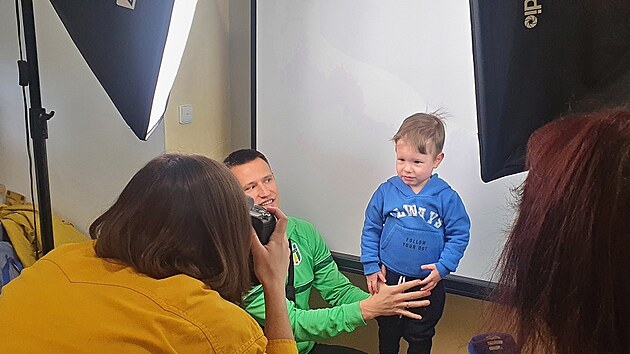 Oleksandra Kosenko za objektivem, ped nm ukrajinsk chlapeek, kter potebuje fotografii na doklady.