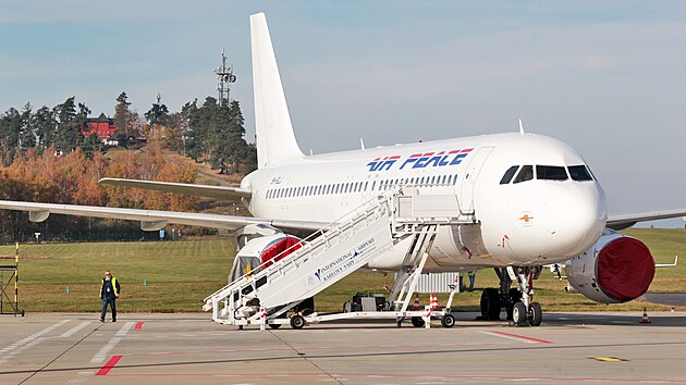 Dopravn letadlo Airbus na ploe karlovarskho letit, kde prochz drbou. Mezinrodn letit Karlovy Vary toti v roce 2021 zahjilo spoluprci se spolenost AviTechnics v segmentu drby dopravnch letadel. (25.jna 2021)