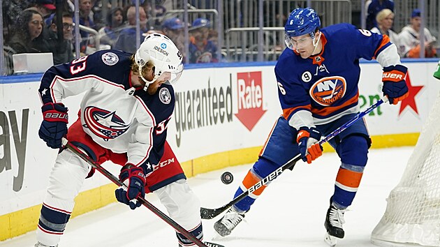 Jakub Vorek (vlevo) z Columbus Blue Jackets bojuje v zpase s New York Islanders s Ryanem Pulockem.