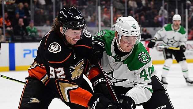 Andrej ustr (92) z Anaheim Ducks brn Jacoba Petersona (40) z Dallas Stars.