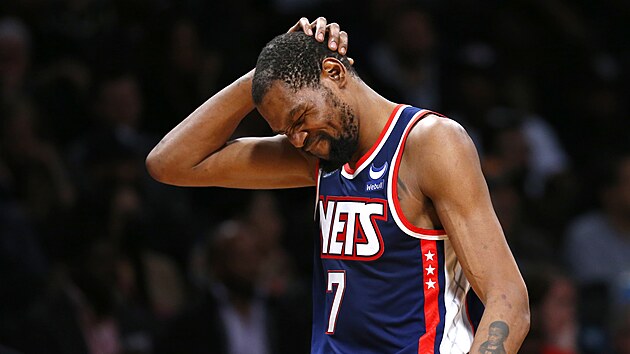 Kevin Durant z Brooklyn Nets si drbe hlavu.