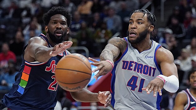 Saddiq Bey (41) z Detroit Pistons pihrv kolem Joela Embiida z Philadelphia 76ers.