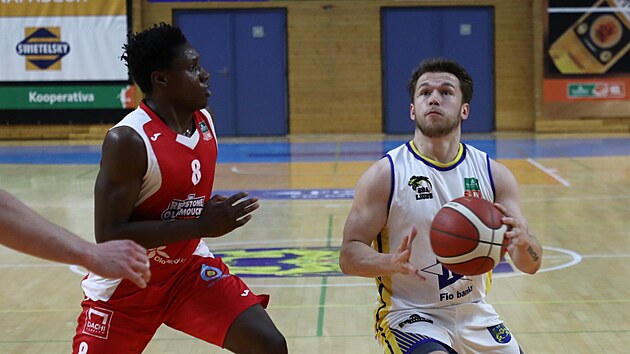 Marek Welsch (vpravo) z GBA Jindichv Hradec ro na ko Olomoucka, brn ho DaQuan Bracey.