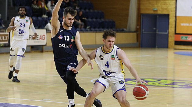 Marek Welsch (vpravo) z GBA Jindichv Hradec a Kevin Tml z Ostravy