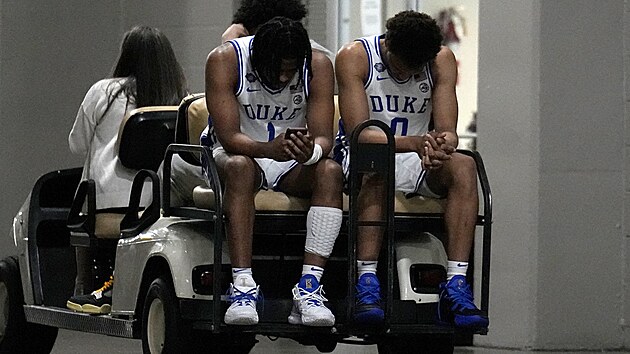 Trevor Keels (1) a Wendell Moore Jr. (0) z Duke odjdj z tiskov konference po prohranm semifinle NCAA