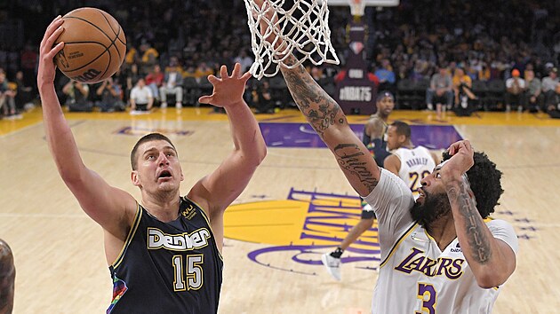 Nikola Jokič (vlevo) z Denver Nuggets atakuje koš Los Angeles Lakers, brání Anthony Davis.