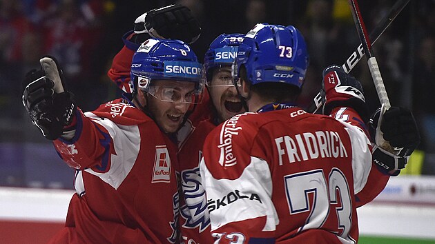Čeští hokejisté slaví gól v zápase s Rakouskem.