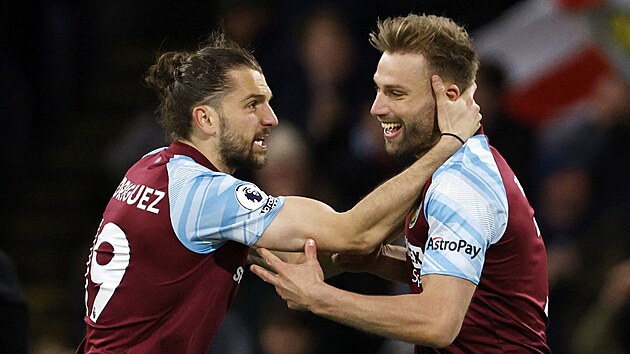 Jay Rodriguez (vlevo) z Burnley slav svj gl.