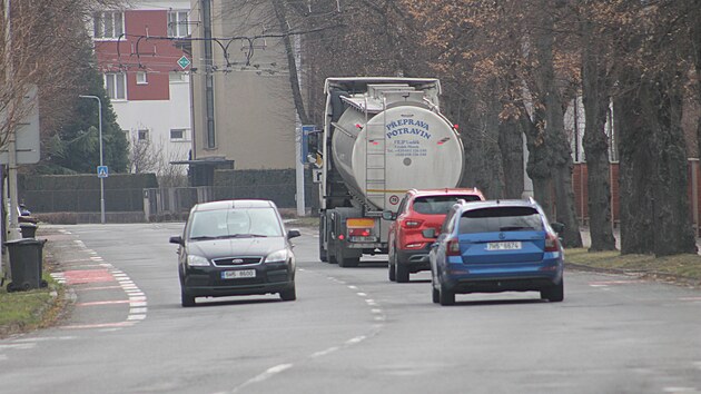 Frekventovan Pouchovsk ulice na Slezskm Pedmst Hradce Krlov dostane experimentln povrch ze smsi asfaltu a plast.