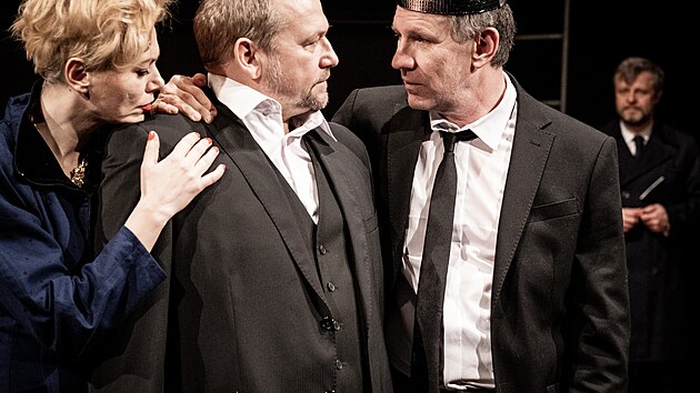 Lucie ���kov�, Marek Tacl�k a Martin Finger v p�edstaven� Macbeth