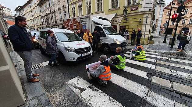 Klimatit aktivist ji druh tden v centru Prahy blokuj dopravu. (8. dubna 2022)