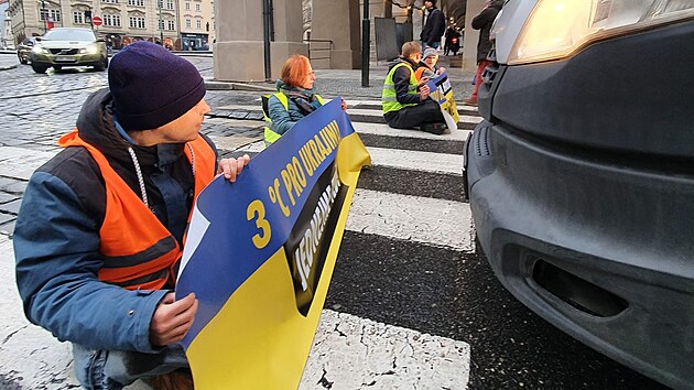 Klimatití aktivisté ji druhý týden v centru Prahy blokují dopravu. (8. dubna...