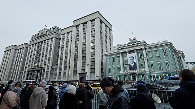 Portr�t zesnul�ho Vladimira �irinovsk�ho je zav�en na fas�d� Domu odbor�, kde se kon� z�du�n� m�e.