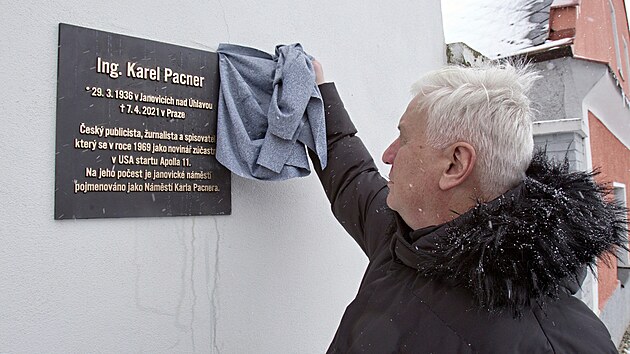 Pamtn desku rodkovi a novini Karlu Pacnerovi odhalili na star radnici v Janovicch nad hlavou. (2. 4. 2022)