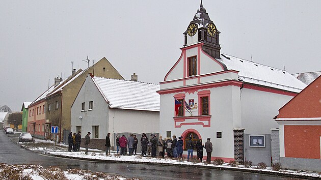 Pamtn desku rodkovi a novini Karlu Pacnerovi odhalili na star radnici v Janovicch nad hlavou. (2. 4. 2022)