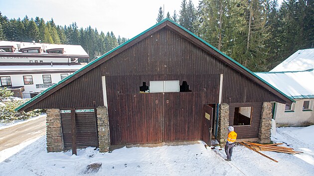 Na piku zaala demont vnitnho vybaven demolice bval tony vleku. Msto n vyroste restaurace, kter pojme a 250 host. (4. dubna 2022)