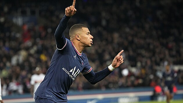 Kylian Mbappé v dresu Paris St. Germain oslavuje gól do sítě Lorientu v utkání...