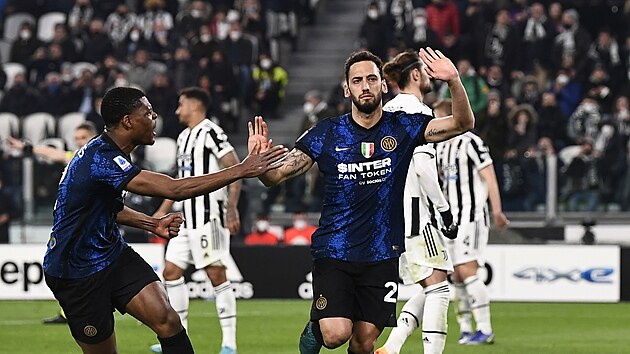 Hakan Calhanoglu z Interu Miln oslavuje svou trefu do st Juventusu.