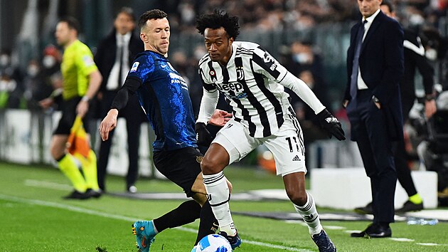 Ivan Perii v dresu Interu Miln se pokou zastavit Juana Cuadrada z Juventusu.
