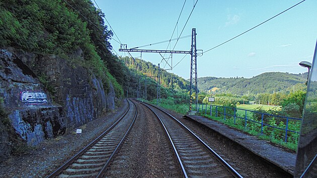Trať 280 mezi Valašským Meziříčím a Horní Lidčí je dvoukolejná a elektrifikovaná.